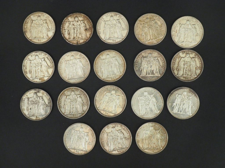 Ensemble comprenant :  - cinq pièces de 50 francs en argent, 1977. - d