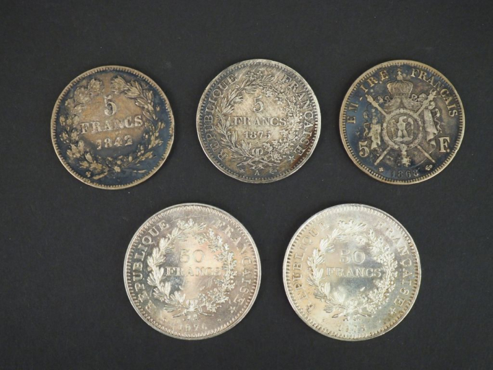 Ensemble comprenant :  - deux pièces de 50 francs argent, 1976 et 1978