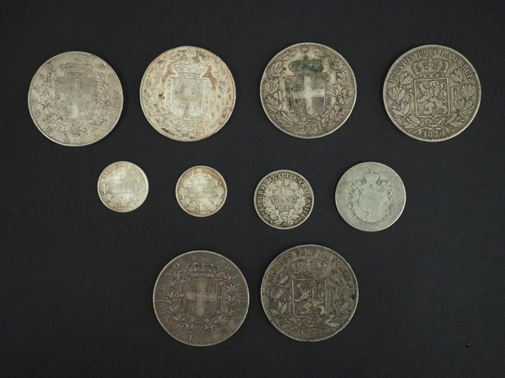 Ensemble comprenant :  - quatre pièces de 5 Lire en argent, 1874, 1877