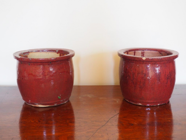 Paire de cache-pots en terre vernissée sang de bœuf. Dim. 18,5 x 23 cm
