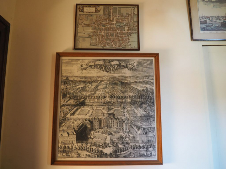 6 gravures ou encadrements et un élément en bois sculpté.