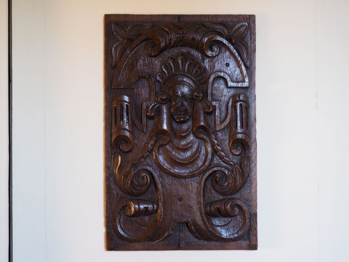 6 gravures ou encadrements et un élément en bois sculpté.