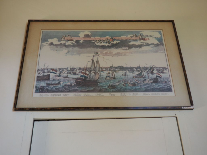 6 gravures ou encadrements et un élément en bois sculpté.