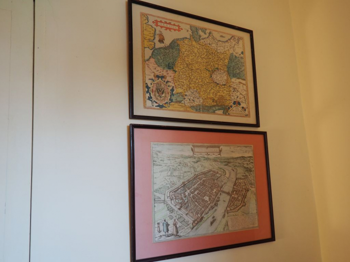 6 gravures ou encadrements et un élément en bois sculpté.