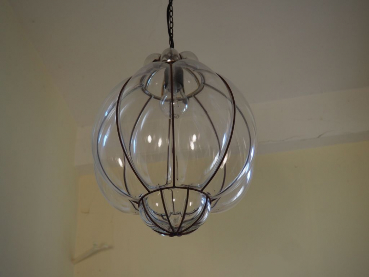 Suspension en verre soufflé et métal. H. 40 cm.