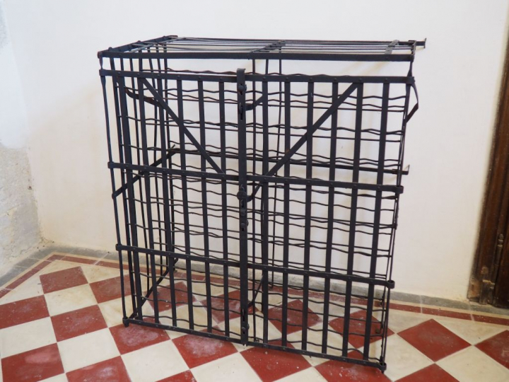 Grand casier à bouteilles en métal.