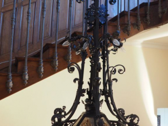 Vente aux enchères Suspension de style Haute-Epoque en fer forgé et tole laquée noir, à d