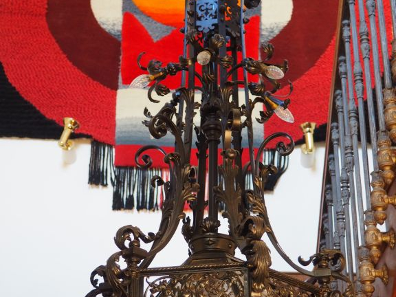 Suspension de style Haute-Epoque en fer forgé et tole laquée noir, à d