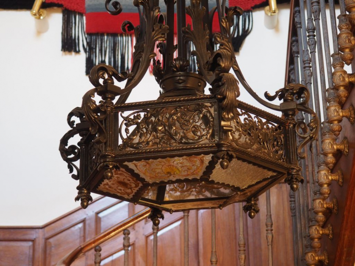 Suspension de style Haute-Epoque en fer forgé et tole laquée noir, à d