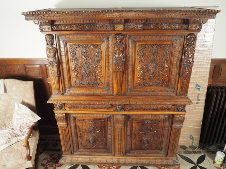 Buffet deux corps de style Renaissance en noyer mouluré et sculpté, à 