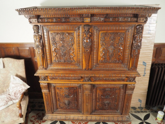 Vente aux enchères Buffet deux corps de style Renaissance en noyer mouluré et sculpté, à 