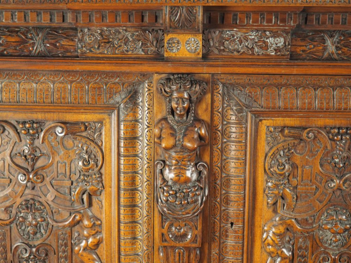 Buffet deux corps de style Renaissance en noyer mouluré et sculpté, à 