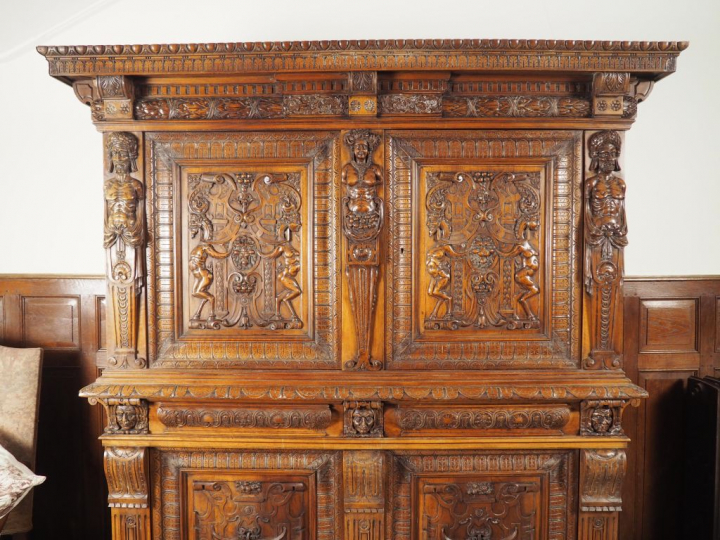 Buffet deux corps de style Renaissance en noyer mouluré et sculpté, à 
