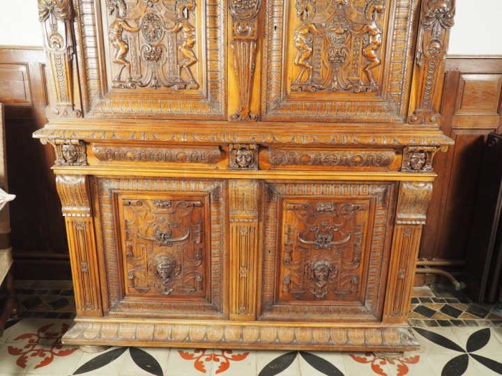 Buffet deux corps de style Renaissance en noyer mouluré et sculpté, à 