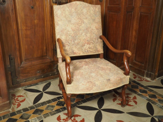 Vente aux enchères Paire de fauteuils de style Louis XIV en bois naturel, piétement os de