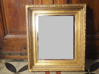 Vente aux enchères Glace, cadre en stuc doré.  Dim. 74 x 64 cm