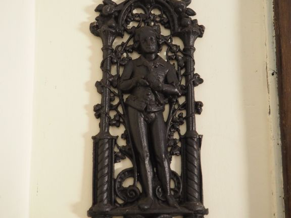 Plaque en fonte laquée noir à décor de gentilhomme à l'oiseau. Dim. 52