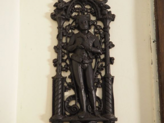 Vente aux enchères Plaque en fonte laquée noir à décor de gentilhomme à l'oiseau. Dim. 52