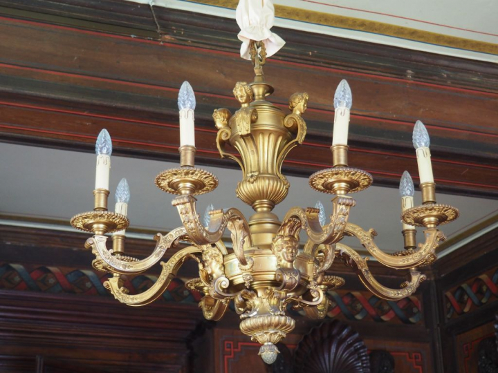 Lustre en bronze de style Louis XIV éclairant à huit lumières, à décor