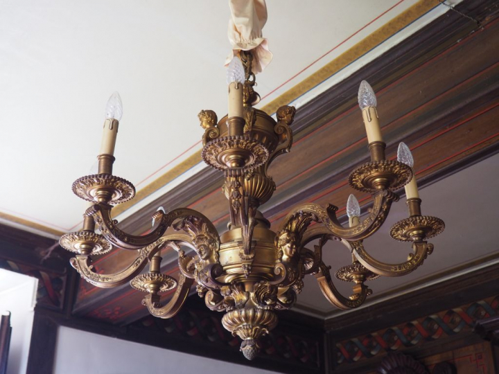 Lustre en bronze de style Louis XIV éclairant à huit lumières, à décor