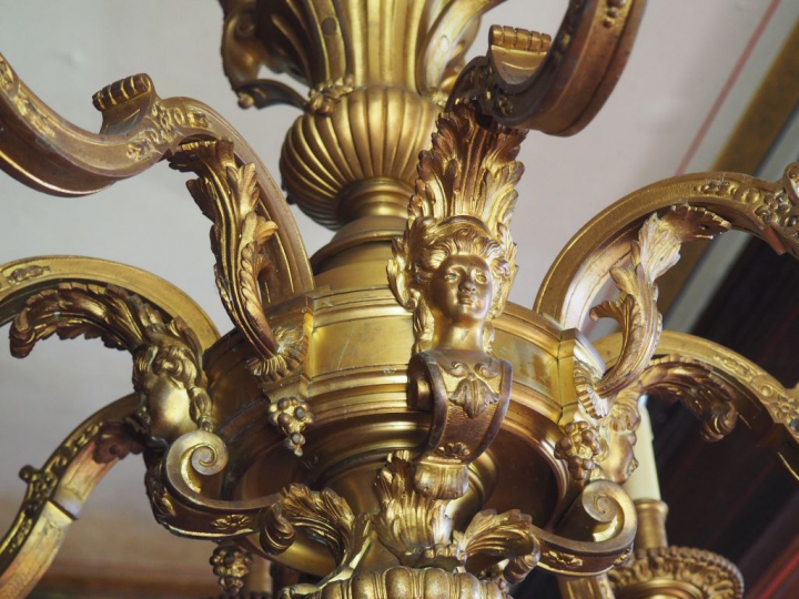 Lustre en bronze de style Louis XIV éclairant à huit lumières, à décor