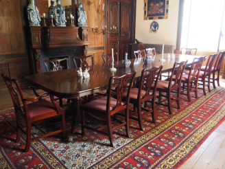 Vente aux enchères Mobilier de salle à manger de style anglais en acajou et placage d'aca