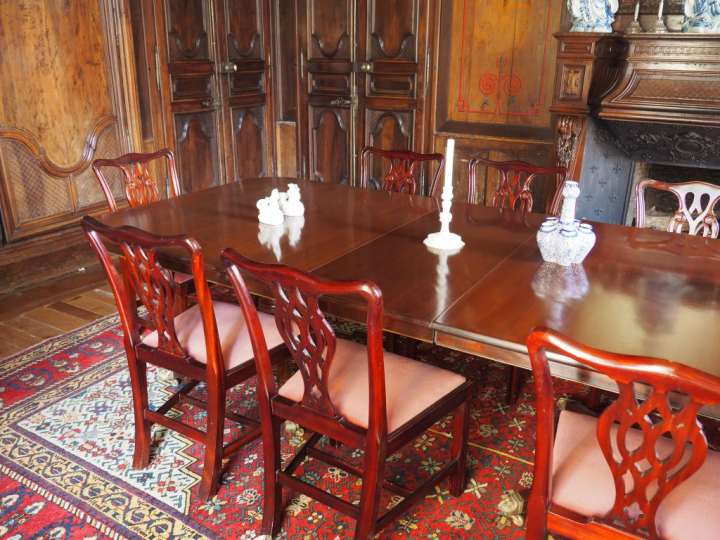 Mobilier de salle à manger de style anglais en acajou et placage d'aca