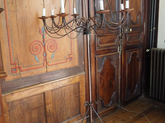 Grand candélabre en fer forgé éclairant à 8 lumières. H. 195 cm.