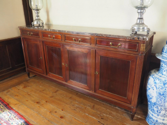 Vente aux enchères Enfilade de style Louis XVI en acajou ouvrant à quatre portes et quatr