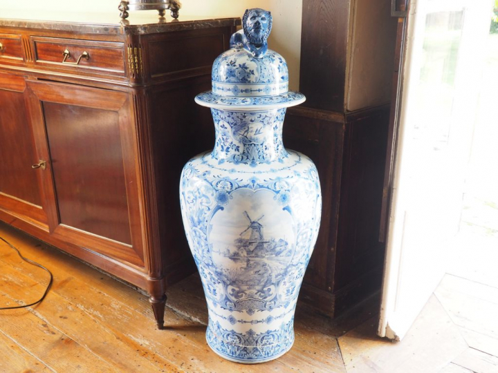 Grande potiche couverte XIXème en faience de Delft décor en camaieu bl