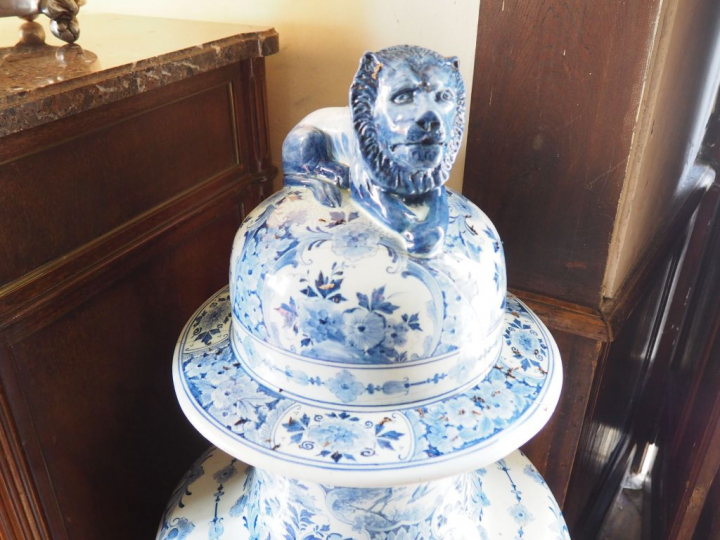 Grande potiche couverte XIXème en faience de Delft décor en camaieu bl