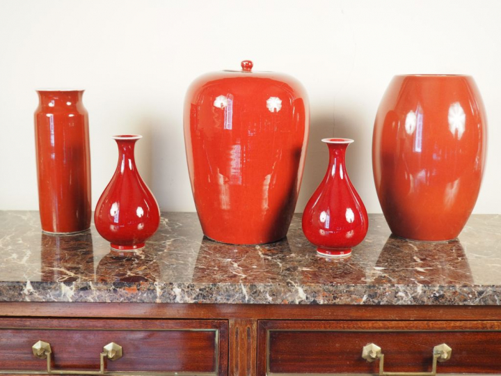 5 pièces en céramique de Chine, modernes, "sang de bœuf".