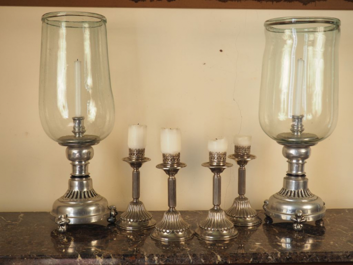 Paire de grands photophores en métal et verre.  H. 67 cm. On y joint u