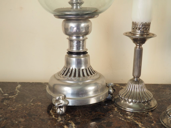 Paire de grands photophores en métal et verre.  H. 67 cm. On y joint u