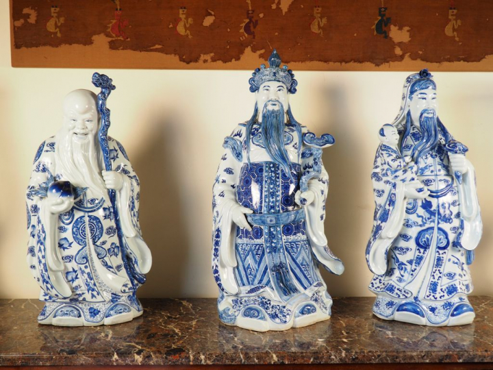 3 statues en porcelaine de Chine, décor en camaieu bleu. H. 76 cm.