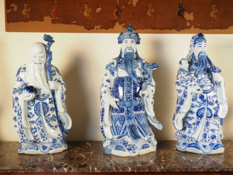 Vente aux enchères 3 statues en porcelaine de Chine, décor en camaieu bleu. H. 76 cm.
