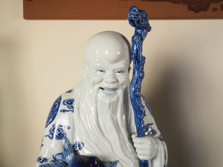 3 statues en porcelaine de Chine, décor en camaieu bleu. H. 76 cm.