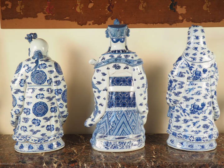 3 statues en porcelaine de Chine, décor en camaieu bleu. H. 76 cm.