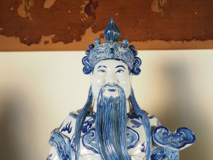 3 statues en porcelaine de Chine, décor en camaieu bleu. H. 76 cm.