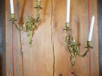 Vente aux enchères Suite de quatre appliques de style Rocaille en bronze, éclairant à 2 l