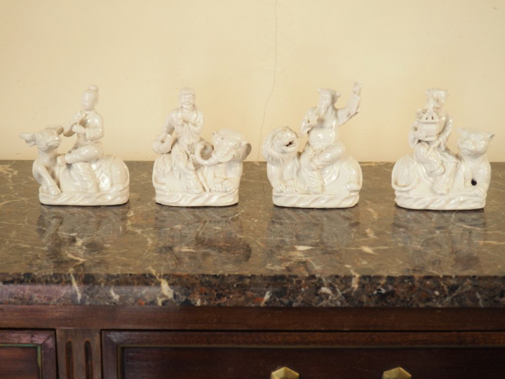 4 statuettes en porcelaine représentant des personnages extrême-orient