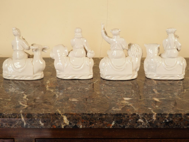 4 statuettes en porcelaine représentant des personnages extrême-orient