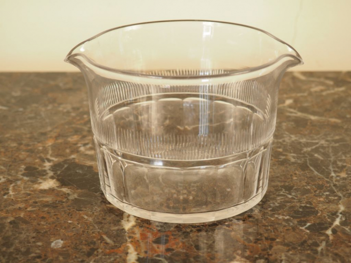 Suite de 11 rafraichissoirs en cristal.