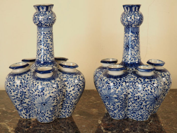 Paire de vases en porcelaine à décor en bleu et blanc de rinceaux feui