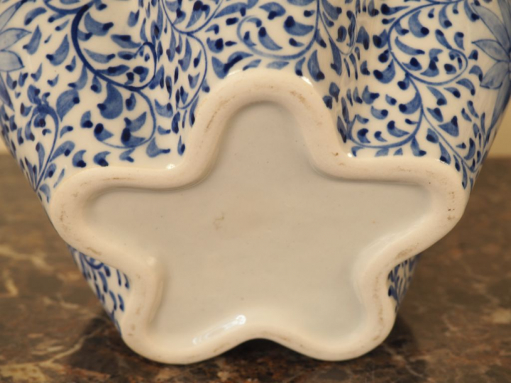 Paire de vases en porcelaine à décor en bleu et blanc de rinceaux feui