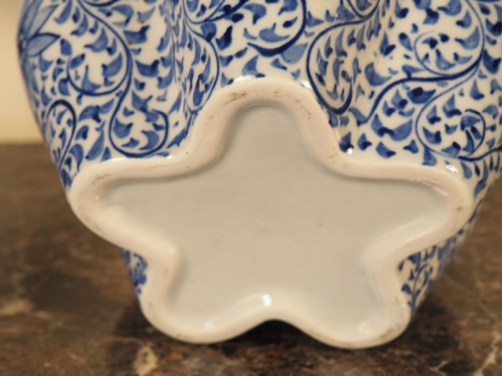 Paire de vases en porcelaine à décor en bleu et blanc de rinceaux feui