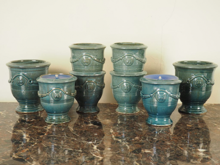 Suite de 8 petits pots en terre vernissée bleu.