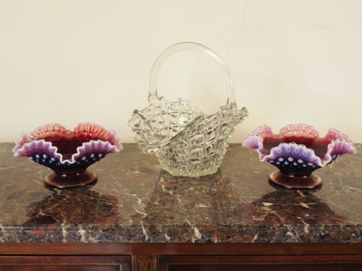 Paire de photophores en verre polychrome. On y joint une panière en cr