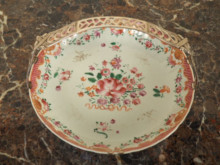 Assiette en porcelaine de Chine à décor polychrome de fleurs et de gui