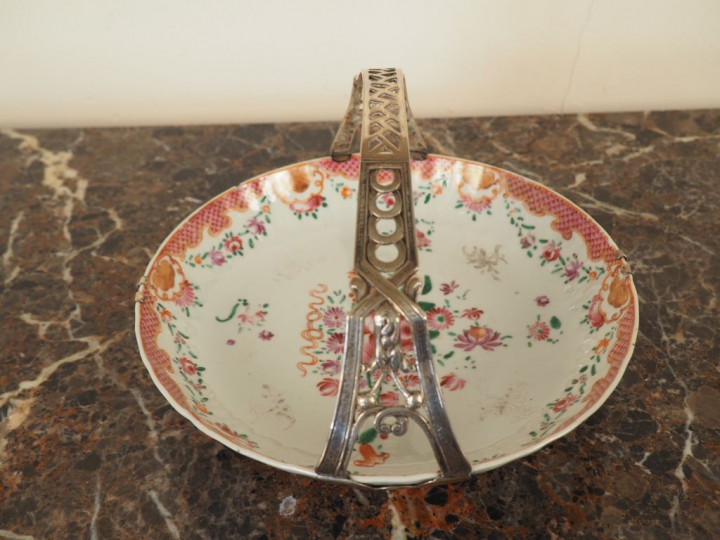 Assiette en porcelaine de Chine à décor polychrome de fleurs et de gui